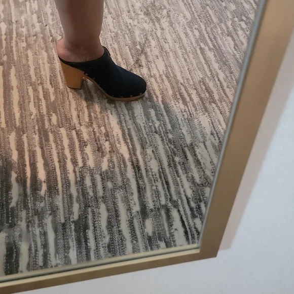 New Veronica Beard Navy Mules with Gold Accents - Picture 4 of 6